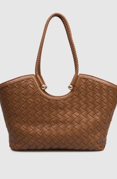 Коричневая плетеная сумка с логотипом