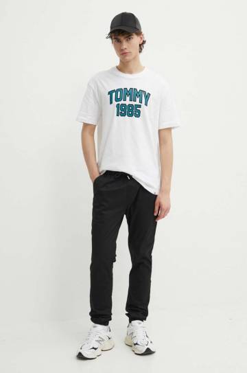 Хлопковая футболка Tommy Jeans мужская цвет белый с принтом DM0DM18559 Хлопковая футболка Tommy Jeans мужская цвет белый с принтом DM0DM18559