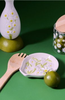 Весняна підставка під ложку з ромашковим мотивом - білий