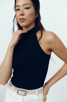 Чорний трикотажний топ із коміром-стійкою