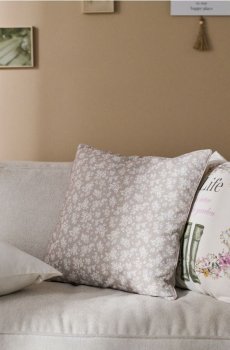 Наволочка з квітковим візерунком - бежевий