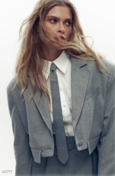 Сірий кроп-жакет з костюмної тканини