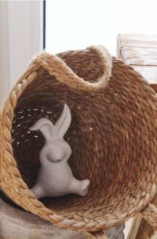 Великодня фігурка зайця, що закриває очі - білий