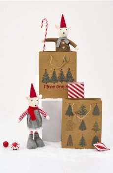 Набір різдвяних подарункових пакетів із принтом ялинок 2 pack - коричневий