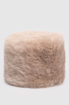 Бежевая шапка с мехом овчины