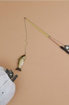 Іграшка для кота – вудка з рибою - чорний