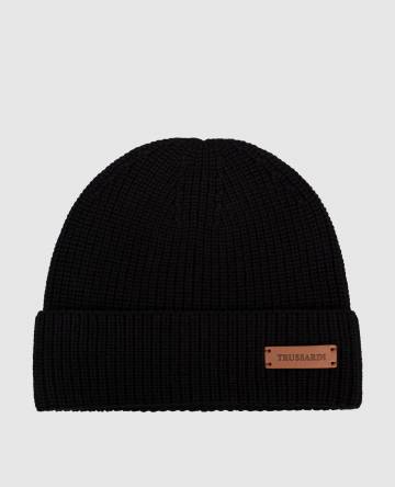 Черная шапка с шерстью с логотипом