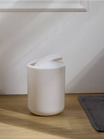 Сміттєвий бак з кришкою - білий