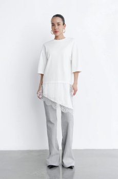 Молочна бавовняна футболка з мереживною вставкою