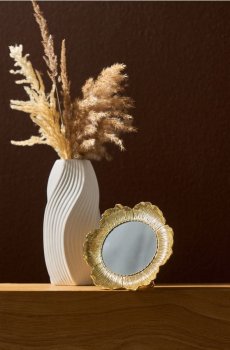 Декоративне дзеркало в золотій рамі неправильної форми - золотий