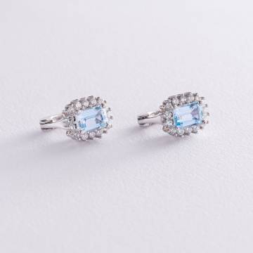 Серебряные серьги с голубыми топазами и фианитами 121365 Серебряные серьги с голубыми топазами и фианитами 121365