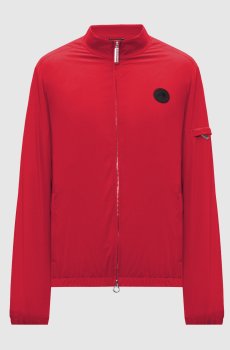 Красная куртка с нашивкой эмблемы
