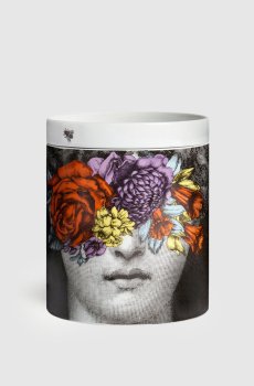 Большая ароматическая свеча NEL MENTRE - Tra i Fiori Décor в фарфоровом подсвечнике