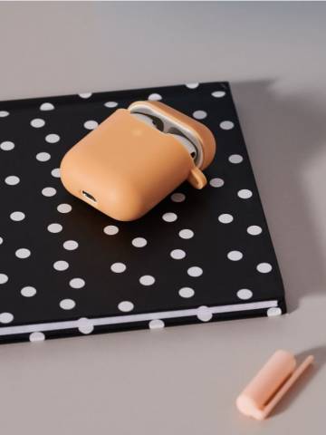Чохол для навушників AirPods - світло-помаранчевий Чохол для навушників AirPods - світло-помаранчевий