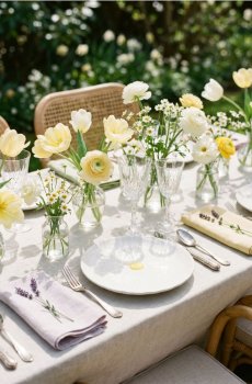 Керамічна тарілка у формі квітки - білий