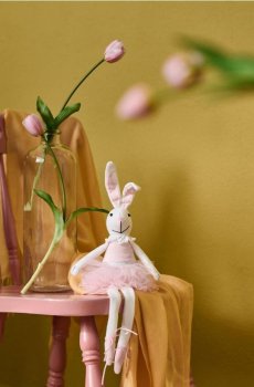 Великодня декоративна зайчиха в сукні - пастельний рожевий