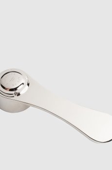 Серебристая открывалка для пробок игристого вина