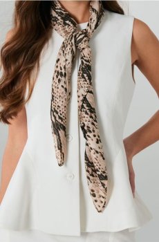 Жилетка під костюм з декоративними швами - кремовий