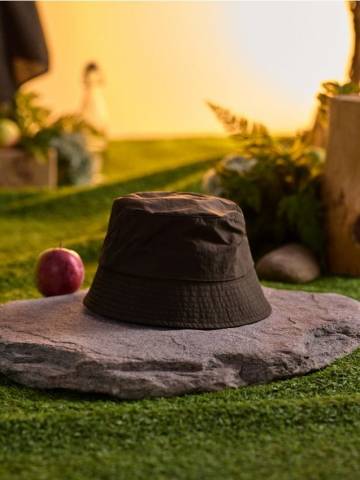 Капелюх - коричневувато-зелений