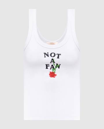Белый топ в рубчике с принтом надписи "Not a fan" Белый топ в рубчике с принтом надписи "Not a fan"