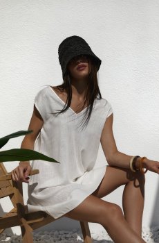 Молочний лляний сарафан міні з V-вирізом