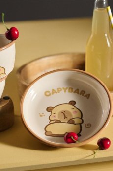 Керамічна тарілка з мотивом капібари - бежевий