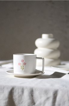 Керамічний кухоль з квітковим мотивом - білий