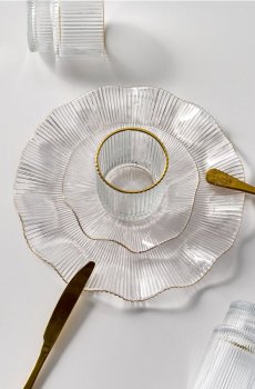 Скляна тарілка з хвилястою формою та золотистим оздобленням - clear