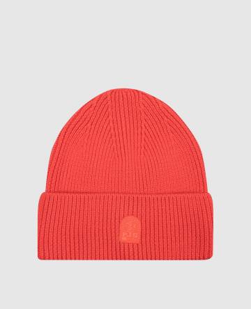 Красная шапка из шерсти с логотипом патча