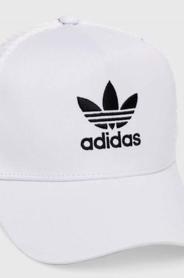 Кепка adidas Originals цвет белый с аппликацией IS3015 Кепка adidas Originals цвет белый с аппликацией IS3015