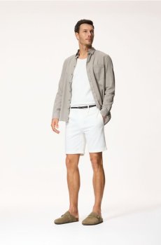 Reserved - Шорти regular fit з ременем - кремовий - 632EF-01X