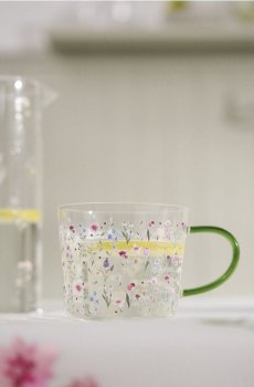 Скляна кружка з квітковим мотивом - різнобарвний