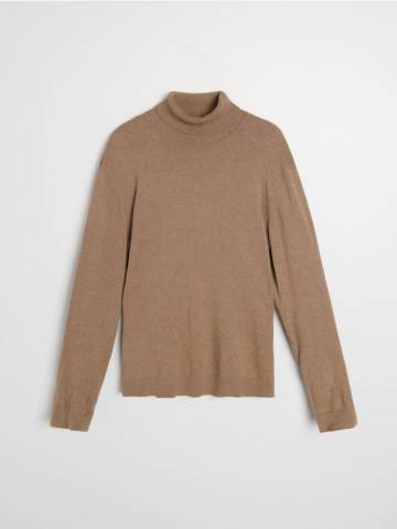 Класичний светр з високим коміром - бежевий