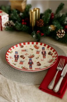 Різдвяна керамічна тарілка з мотивом лускунчика - білий