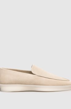 Бежевые замшевые лоферы с логотипом