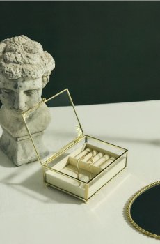 Скляний органайзер для прикрас із золотими деталями - нюдовий