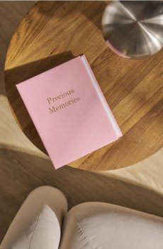 Fotode album kuldse kirjutisega "Precious Memories" - рожевий