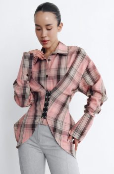 Картата сорочка асиметричного крою на гачках у персиковому відтінку