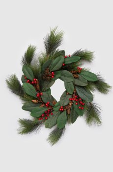 Декоративный рождественский венок с сосновыми ветвями и ягодами магнолии