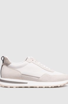 Белые кожаные кроссовки с тиснением эмблемы