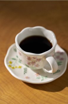 Чашка та блюдце з квітковим мотивом - різнобарвний