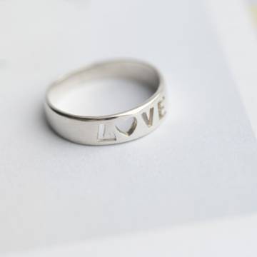 Серебряное кольцо "Love" 111718 Серебряное кольцо "Love" 111718
