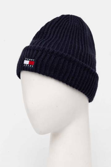 Шапка Tommy Jeans цвет синий из толстого трикотажа AW0AW16785 Шапка Tommy Jeans цвет синий из толстого трикотажа AW0AW16785