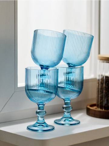 Рельєфні келихи на ніжці 4 штуки - light blue Рельєфні келихи на ніжці 4 штуки - light blue