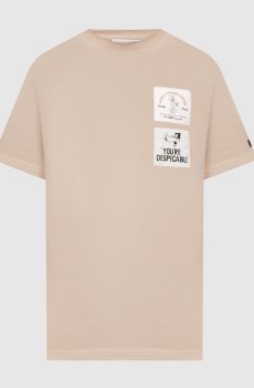Бежевая футболка с брендовыми нашивками