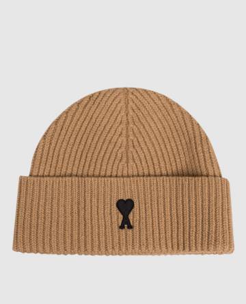 Коричневая шапка из шерсти