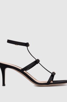 Черные босоножки с эмблемой