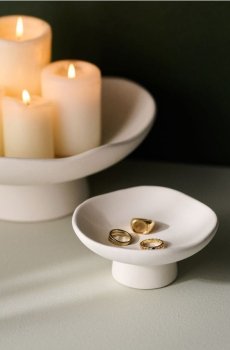 Декоративна керамічна таця на ніжці нерегулярної форми - білий