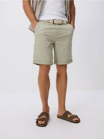 Reserved - Шорти slim fit - блідо-зелений - 9389N-07X Reserved - Шорти slim fit - блідо-зелений - 9389N-07X