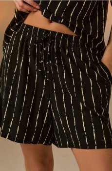 Віскозні шорти з кишенями - чорний